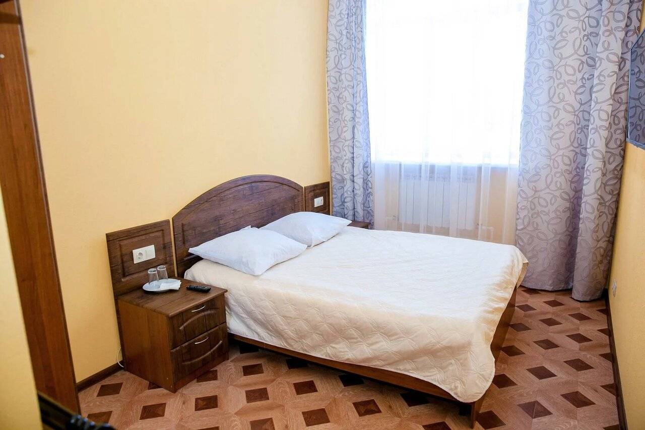 Номер стандарт с 1 двуспальной кроватью
